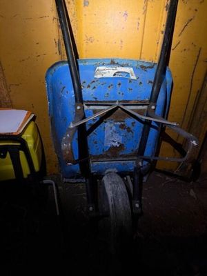 un chariot bleu posé dans un coin d'une pièce