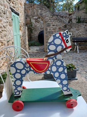 un cheval en jouet posé sur une table