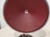 un objet rouge et argenté posé sur une table blanche