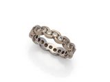 gros plan d'une bague en diamant sur fond blanc