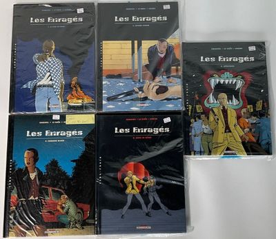 six bandes dessinées sont posées sur une surface blanche