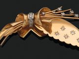 une broche en or ornée d'étoiles sur fond noir