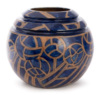 un vase bleu et or sur fond blanc