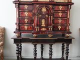 une table en bois ornée d'un motif rouge et or