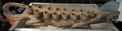 MALI : Élément de Jeu d'AWALE figurant un crocodile avec per… - Photo 1