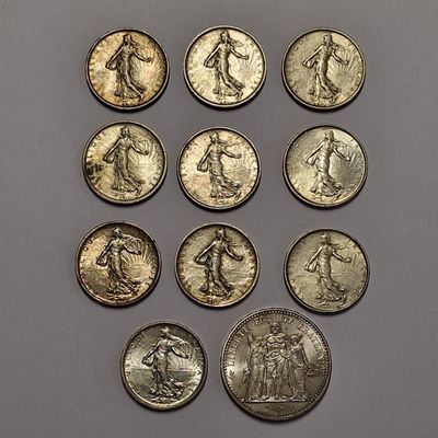 six types de pièces différents sont représentés sur une surface grise