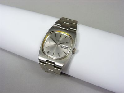 une montre posée sur une serviette de table, sur une table