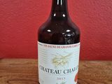 une bouteille de vin posée sur une table