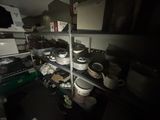 de nombreuses casseroles et poêles sur les étagères de la cuisine