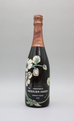une image représentant une bouteille de champagne ornée d'un motif floral