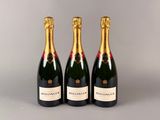 trois bouteilles de champagne posées côte à côte sur une table