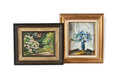 deux tableaux encadrés représentant des fleurs dans un vase posé sur une table