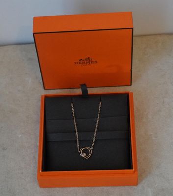 HERMES Collier chaîne Vertige coeur en or jaune centrée d'un…