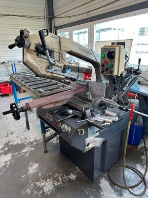 une machine qui se trouve dans un garage