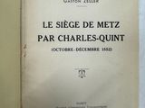 un livre ouvert posé sur une table à côté d'un mur blanc