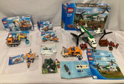 un tas de legos posés sur une table
