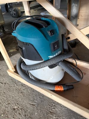 un aspirateur qui traîne sur une étagère dans le garage