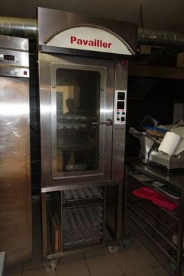 un appareil qui se trouve dans une cuisine, à côté d'un plan de travail