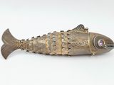 figurine de poisson en argent et en or avec des yeux en améthore