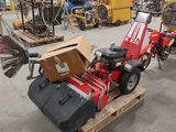 une photo d'une petite machine dans un entrepôt