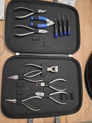 nombreux outils dans l'étui sur la table