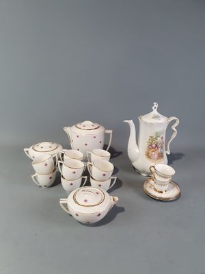 de nombreux services à thé et à café de styles variés sur la table