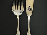 deux fourchettes et un couteau posés sur une table noire