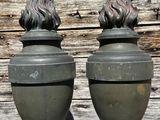 deux vases posés sur une table