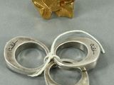 deux bagues et une bague en perle posées sur une table