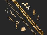 une collection de bijoux en or comprenant un collier, un bracelet et une bague