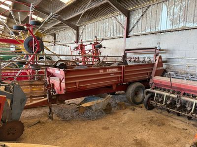 un camion rouge garé à l'intérieur d'un bâtiment