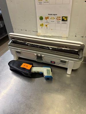 une machine posée sur une table dans une cuisine