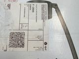 la boîte est ouverte pour montrer le contenu d'une lampe à laquelle est accrochée une étiquette