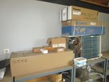 une pièce avec beaucoup de boîtes et de cartons sur les étagères