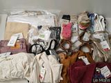 une boîte blanche remplie de nombreux vêtements et autres objets