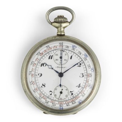 gros plan d'une montre de poche sur fond blanc