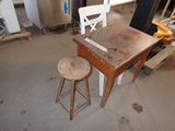 deux tabourets et une table au milieu d'une pièce