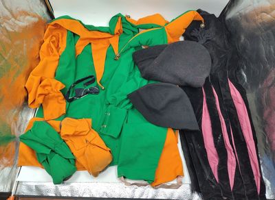 une valise remplie de vêtements, avec un chapeau posé dessus