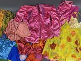 tout un tas de robes de styles différents posées sur une table
