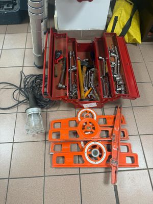 une boîte à outils rouge avec des outils sur le sol