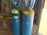 deux bouteilles de gaz bleues et vertes placées l'une à côté de l'autre