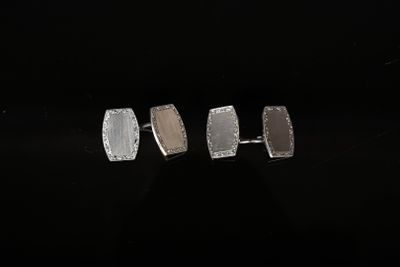 trois bracelets-manchette en argent sur fond noir