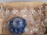 une boîte en carton contenant plusieurs verres à vin vides