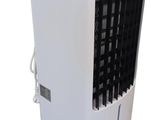 une photo d'un climatiseur blanc posé sur une table blanche