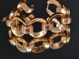 une image représentant un bracelet en or sur fond noir