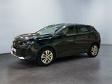 Le SUV noir est garé dans une pièce aux murs blancs.