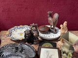 une table sur laquelle se trouvent de nombreux objets