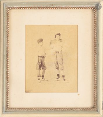 une vieille photo montrant deux joueurs de baseball côte à côte