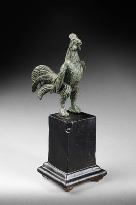 une image représentant une statue de coq posée sur un socle