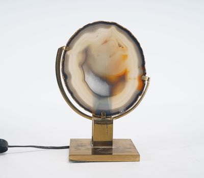 une lampe posée sur un pied sur lequel repose une bille